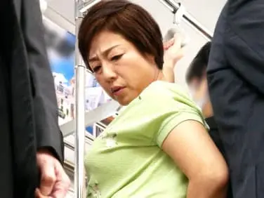【永岡雅美】逃げ場の無い満員電車で触られる。豊満五十路妻。欲求不満すぎて声も出せずパンスト&パンツを下ろされ簡単にイカされてしまいます。