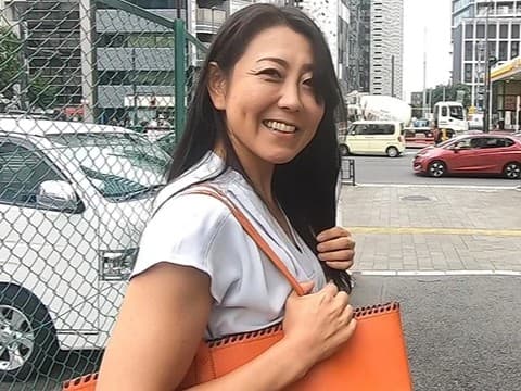 五十路手前の美熟女がアナルを責められ初めての快感に戸惑いながらも悶絶。生チンポを挿入されバイブオナニーしながら2穴同時絶頂。完全に覚醒したアナルに大量中出し。