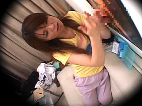 AV制作会社の入社テストでチンポの生えた部屋で生活するお姉さん。生々しい生活とチンポに顔を書いたり飾り付けして愛でる様子を覗き見。視線が次第にいやらしくなっていきチンポも硬くなっています。